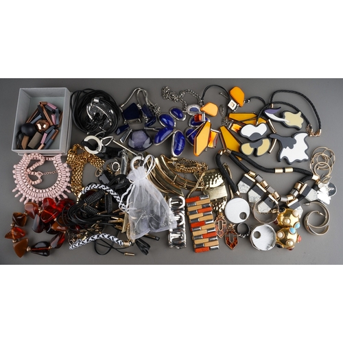 1000 - Collection of costume jewellery-mainly from 1970s/80s and later to include necklaces, bracelet's, ea... 