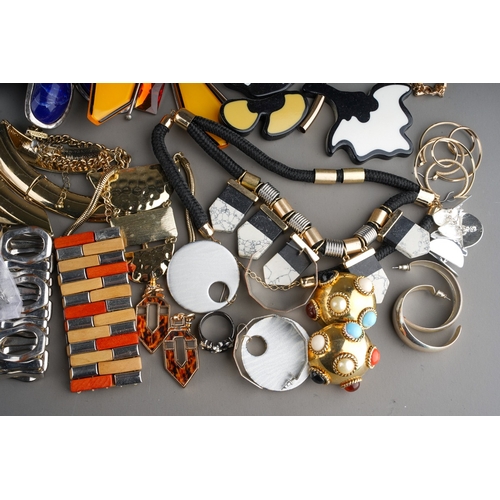 1000 - Collection of costume jewellery-mainly from 1970s/80s and later to include necklaces, bracelet's, ea... 