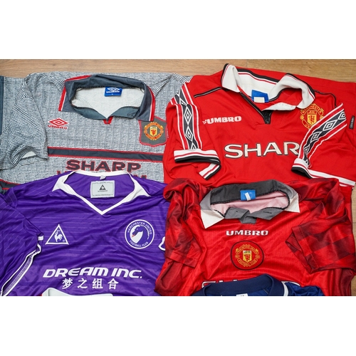 321A - Manchester United late 90s - early 00s  shirts to include Beckham blue away, Blomqvist home, Umbro V... 