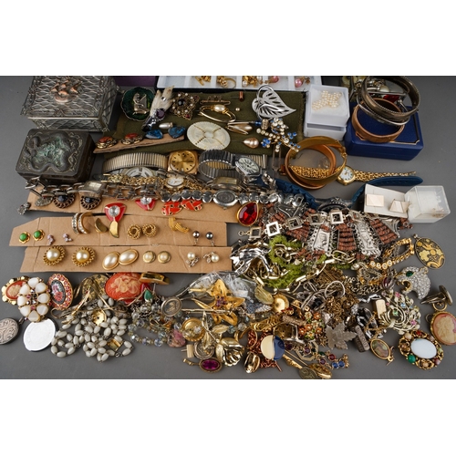 163 - A box of silver, gold plated costume and fashion jewellery, to include paste set brooches, earrings,... 