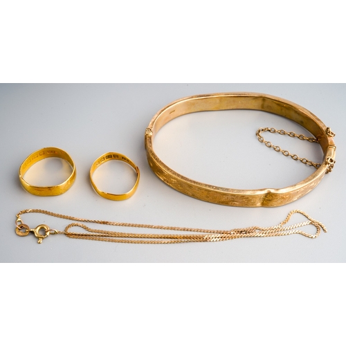 173 - Two 22 ct gold wedding bands ( 5.1g ) together with 9 ct gold chain and bangle ( 14g) , all af