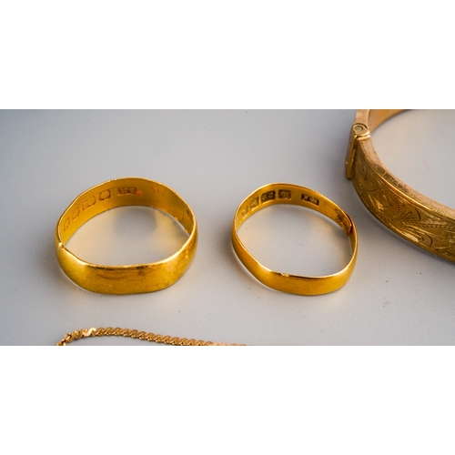 173 - Two 22 ct gold wedding bands ( 5.1g ) together with 9 ct gold chain and bangle ( 14g) , all af