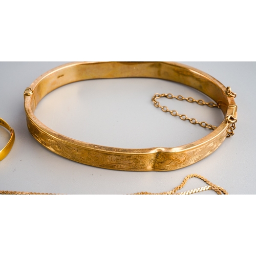 173 - Two 22 ct gold wedding bands ( 5.1g ) together with 9 ct gold chain and bangle ( 14g) , all af