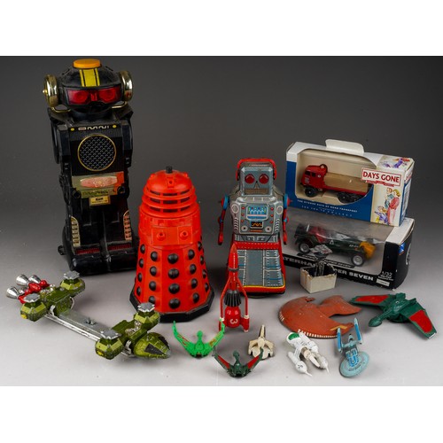 369 - A collection of vintage toys to include: Japanese KO (Yoshiya) tinplate Robot windup, moving action ... 