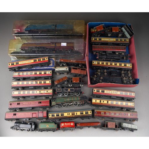 372 - Vintage Hornby Dublo Meccano trains including carriages, cars, all loose together with two cased Nat... 