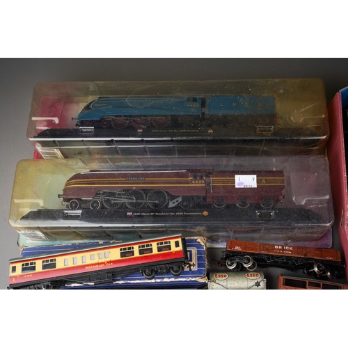 372 - Vintage Hornby Dublo Meccano trains including carriages, cars, all loose together with two cased Nat... 