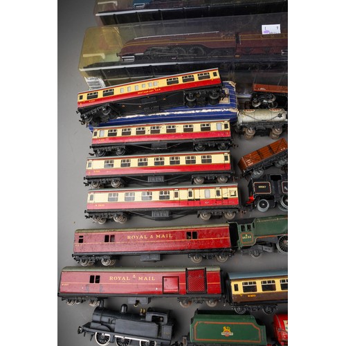 372 - Vintage Hornby Dublo Meccano trains including carriages, cars, all loose together with two cased Nat... 