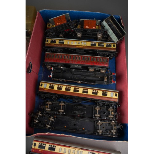 372 - Vintage Hornby Dublo Meccano trains including carriages, cars, all loose together with two cased Nat... 