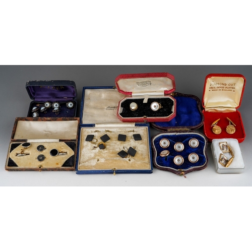 700 - Collection of cufflinks to include gold plated boxed sets, Essex crystal style horse ones, boxed set... 