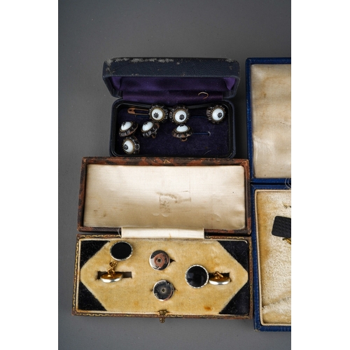 700 - Collection of cufflinks to include gold plated boxed sets, Essex crystal style horse ones, boxed set... 