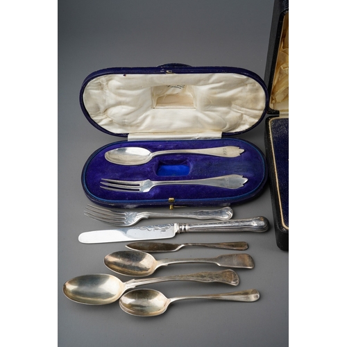 720 - A collection of silver to include: a boxed Georgian style five piece condiment set comprising pair o... 