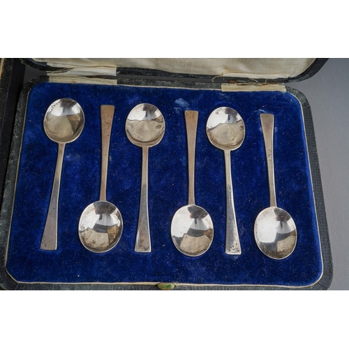 720 - A collection of silver to include: a boxed Georgian style five piece condiment set comprising pair o... 