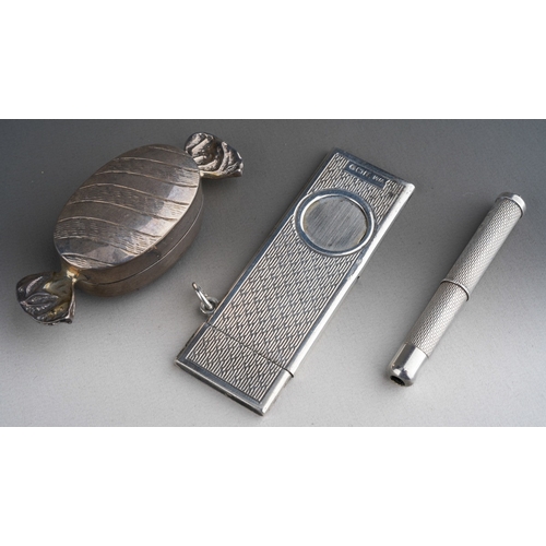 721 - A group of silver to include: a Modern engine turned cigar cutter, hallmarked WM, Birmingham, 1983; ... 