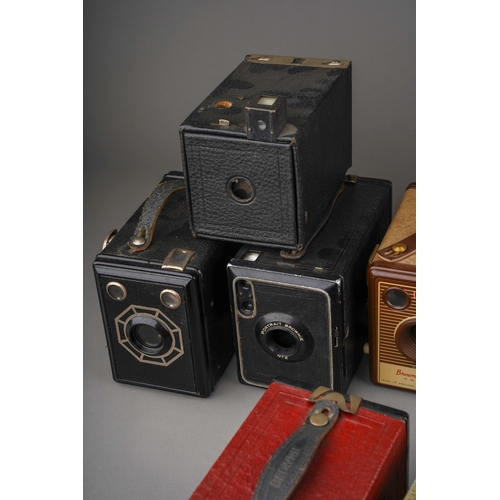 751 - Assorted vintage Kodak Brownie cameras, case colours including brown, red, navy, etc including 8 x N... 