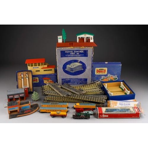 752 - A vintage Hornby Dublo 2-6-4 Tank Goods Train B.R electric train set, boxed together with assorted b... 