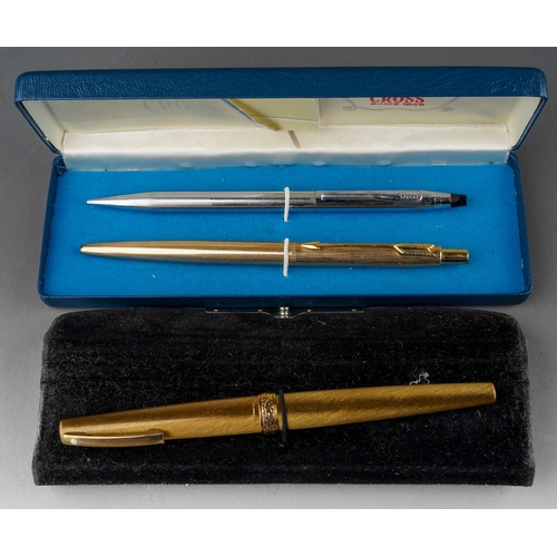 904 - A Cross pen box containing a Cross silver coloured propelling pencil and a gold coloured Parker ball... 