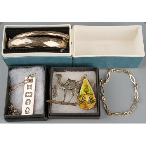 912 - Collection of silver jewellery to include silver bangles, brooches, bar etc. Gross weight 86g