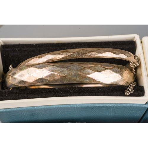 912 - Collection of silver jewellery to include silver bangles, brooches, bar etc. Gross weight 86g