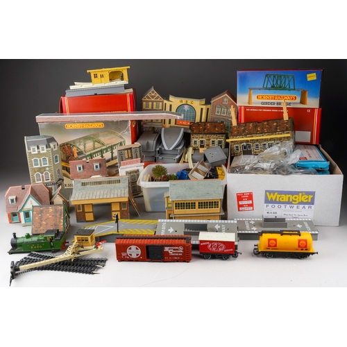 916 - A box of Hornby 00 Gauge railwayana and cardboard and plastic buildings including R.331 London Road ... 