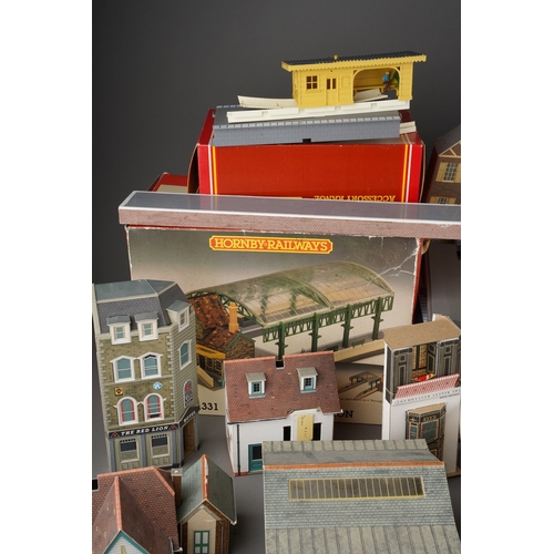 916 - A box of Hornby 00 Gauge railwayana and cardboard and plastic buildings including R.331 London Road ... 