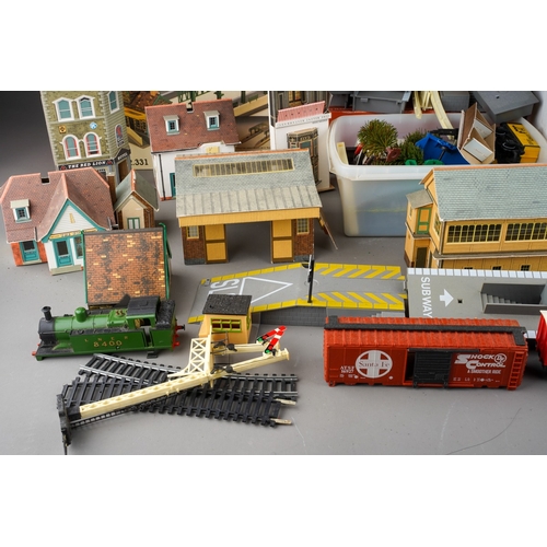 916 - A box of Hornby 00 Gauge railwayana and cardboard and plastic buildings including R.331 London Road ... 