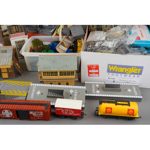 916 - A box of Hornby 00 Gauge railwayana and cardboard and plastic buildings including R.331 London Road ... 