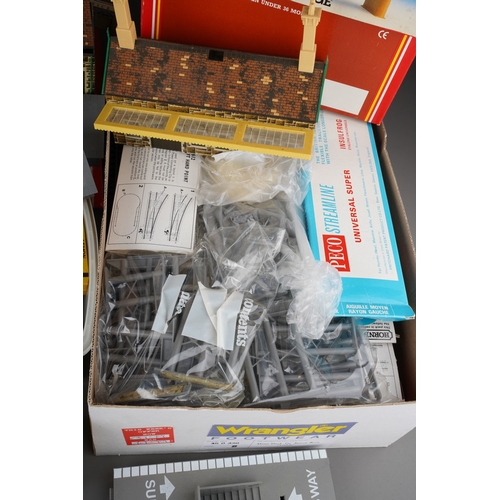 916 - A box of Hornby 00 Gauge railwayana and cardboard and plastic buildings including R.331 London Road ... 