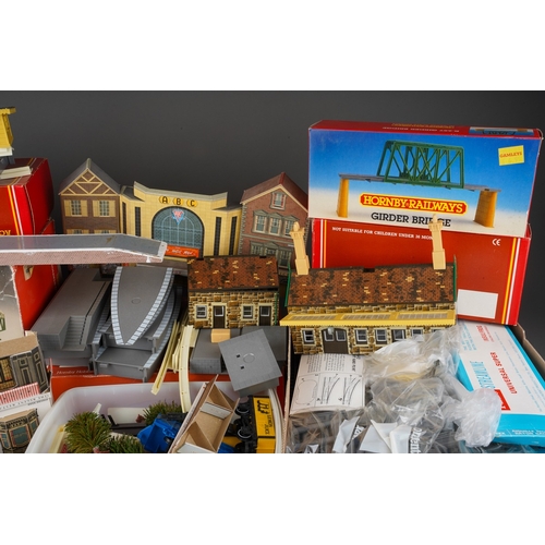 916 - A box of Hornby 00 Gauge railwayana and cardboard and plastic buildings including R.331 London Road ... 