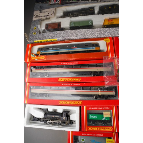 924 - A box of assorted Hornby 00 Gauge railwayana includes open wagons, level crossing, assorted R.886 CL... 