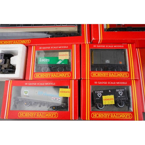 924 - A box of assorted Hornby 00 Gauge railwayana includes open wagons, level crossing, assorted R.886 CL... 