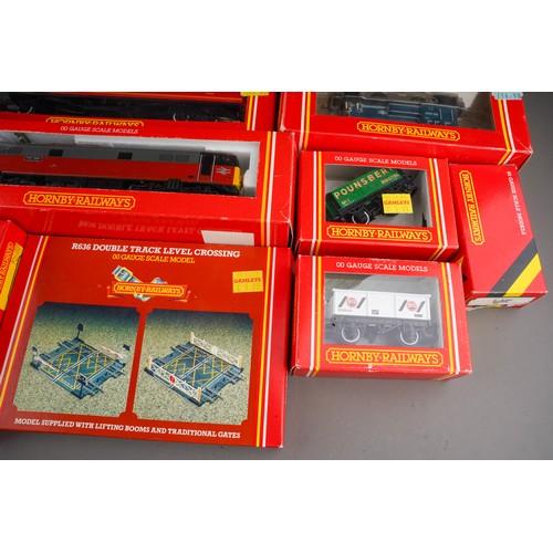 924 - A box of assorted Hornby 00 Gauge railwayana includes open wagons, level crossing, assorted R.886 CL... 