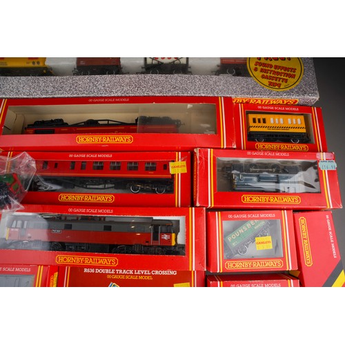 924 - A box of assorted Hornby 00 Gauge railwayana includes open wagons, level crossing, assorted R.886 CL... 