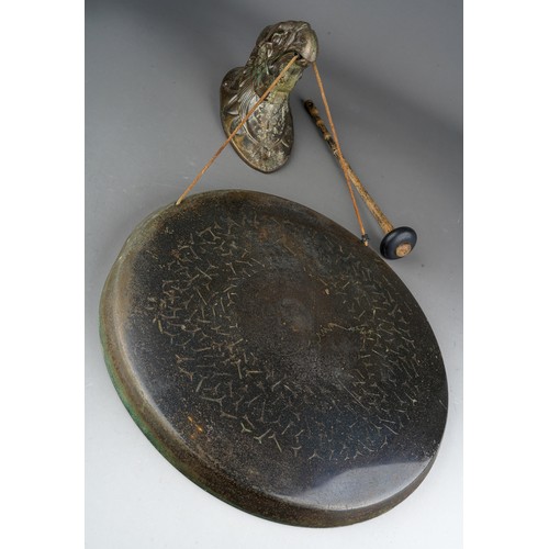 931 - A late 19th/early 20th Century base metal wall-hanging dinner gong.  Suspended from an embossed eagl... 