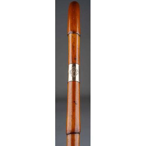 932 - A late 19th/20th Century cane walking stick with 9 ct gold mount engraved monogram and stamped 'Brig... 