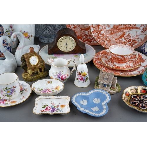 31 - A collection of Royal Crown Derby to include: Red Aves cup, saucer, lunch plate, two dinner plates; ... 