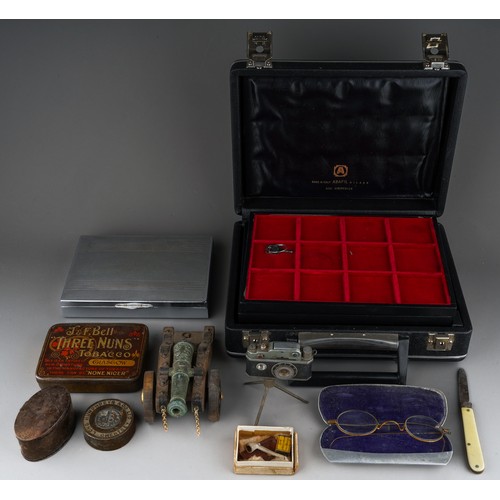 228 - A mixed lot of collectors items, including an Italian Abafil coin case with trays, with key, a chrom... 