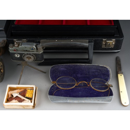 228 - A mixed lot of collectors items, including an Italian Abafil coin case with trays, with key, a chrom... 