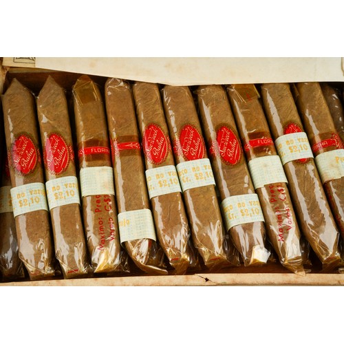 229 - A box of Suerdieck Florinha cigars (incomplete, cigars wrapped) together with a Parker fountain pen ... 