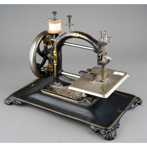 240 - A late Victorian cast iron table top manual sewing machine of Original Express shape but unmarked, g... 