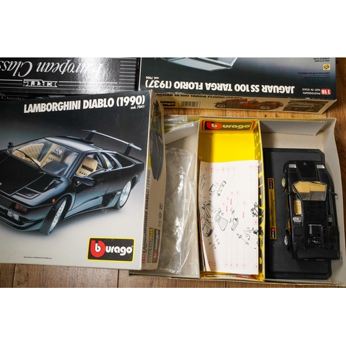 280 - Two boxes of mostly Burago boxed diecast model vehicles, comprising nine Burago 1:18, 1:24 and 1:25 ... 