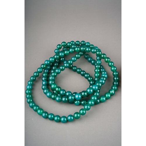 495 - Solid agate bangle, amethyst necklace and 2 further green glass ( possibly malachite) necklaces