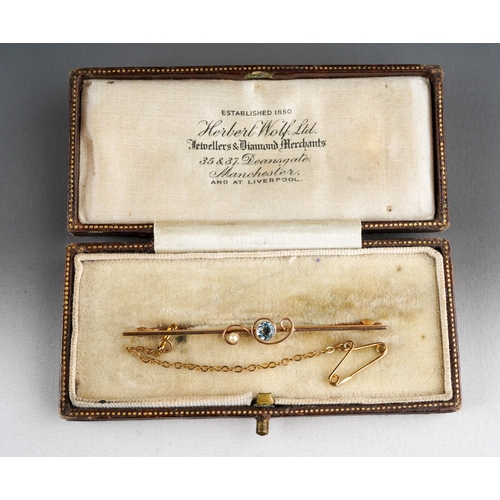 500 - An early 20th century 9ct gold bar brooch. Set with an aquamarine and split pearl, with antique case... 