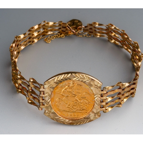 502 - 9 ct gold Gate bracelet with a mounted 1982 half sovereign, gross weight 10g