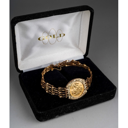 502 - 9 ct gold Gate bracelet with a mounted 1982 half sovereign, gross weight 10g