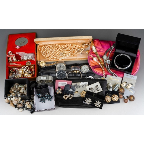 511 - A quantity of mostly late 20th /21st century costume and fashion jewellery, including earrings and n... 