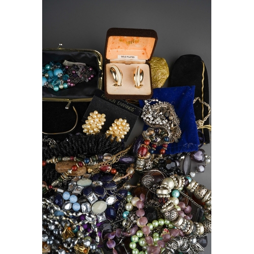 511 - A quantity of mostly late 20th /21st century costume and fashion jewellery, including earrings and n... 