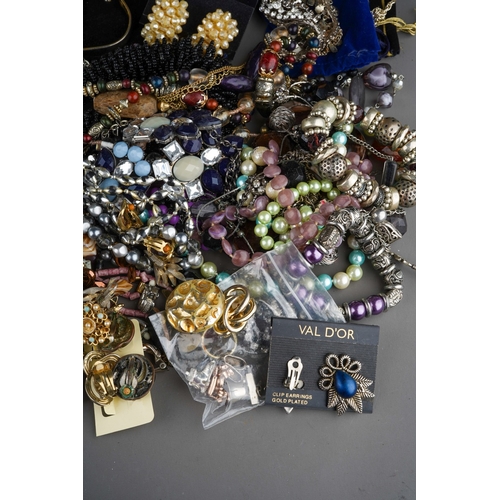 511 - A quantity of mostly late 20th /21st century costume and fashion jewellery, including earrings and n... 