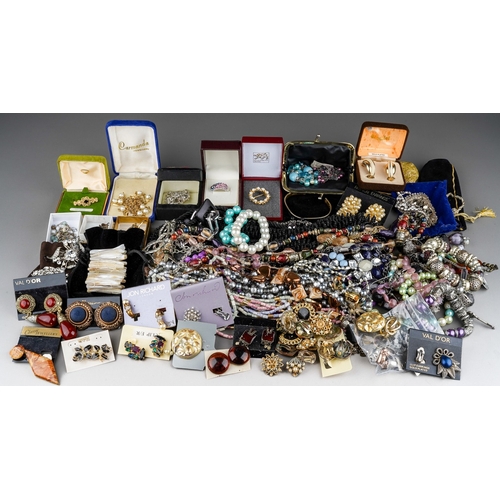 511 - A quantity of mostly late 20th /21st century costume and fashion jewellery, including earrings and n... 