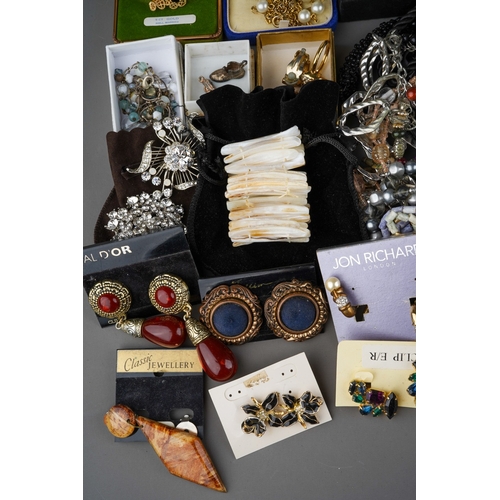 511 - A quantity of mostly late 20th /21st century costume and fashion jewellery, including earrings and n... 