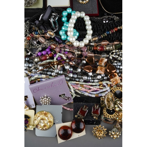 511 - A quantity of mostly late 20th /21st century costume and fashion jewellery, including earrings and n... 